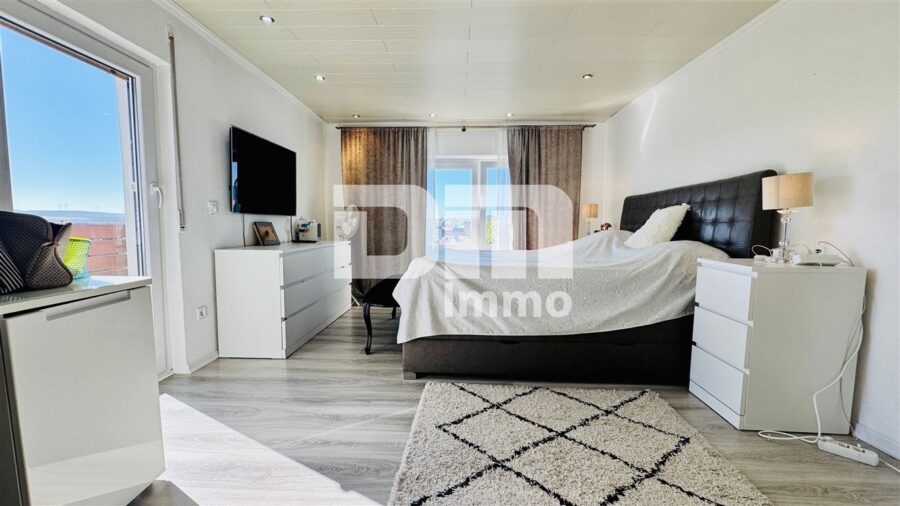 Sanierte Doppelhaushälfte mit großzügigem Garten, Garage & viel Platz für die Familie - OG Schlafzimmer mit Ankleide / Zugang Balkon